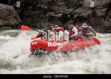 Rafting sulle rapide sul fiume Snake attraverso Hells Canyon con ROW Adventures. Foto Stock