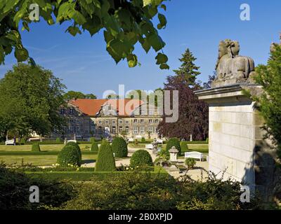 Giardino barocco con piccolo castello a Blankenburg/Harz, Sassonia-Anhalt, Germania, Foto Stock