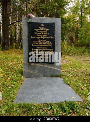 Luogo commemorato con iscrizione in lapide del luogo di sepoltura della famiglia Romanov, Ekaterinburg, Siberia, Federazione russa Foto Stock
