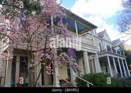 New Orleans, Louisiana, Stati Uniti - 4 febbraio 2020 - bella villa con alberi di magnolia rosa vicino al Garden District Foto Stock