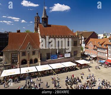 Piazza del mercato con il vecchio municipio e la chiesa di San Giovanni nel centro storico, Göttingen, Bassa Sassonia, Germania, Foto Stock