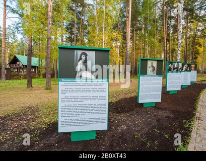 Scheda informativa commemorativa sulla famiglia Anastasia & Romanov, Ganina Yama, Monastero Dei Bearers della Passione Imperiale, Siberia, Russia Foto Stock