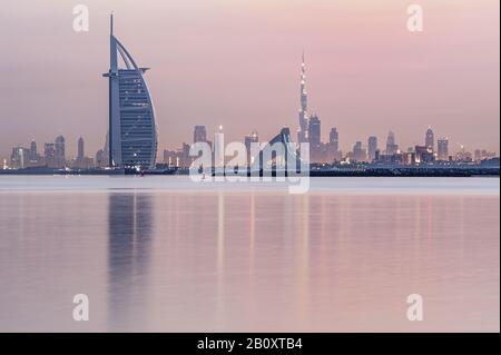 Skyline di Dubai all'alba, Emirati Arabi Uniti, Foto Stock