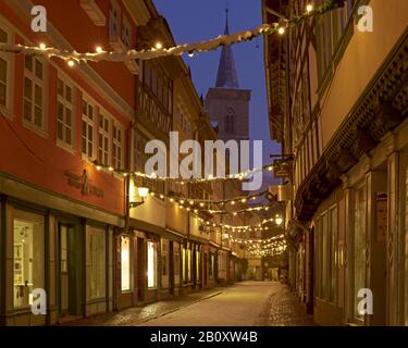 Krämerbrückengasse con Aegidienturm a Natale, Erfurt, Turingia, Germania, Foto Stock