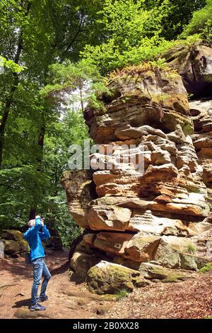 Uomo che scatta foto nella Gola del Diavolo nel Parco Naturale dell'Eifel del Sud, Germania, Renania-Palatinato, Eifel, Irrel Foto Stock