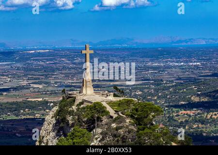 Croce di pietra su Puig de Sant Salvador vicino monastero Santuari de Sant Salvador, Spagna, Isole Baleari, Maiorca, Felanitx Foto Stock