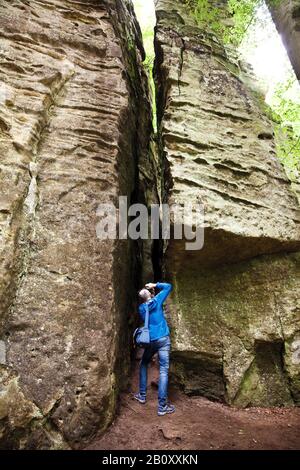 Uomo che scatta foto nella Gola del Diavolo nel Parco Naturale dell'Eifel del Sud, Germania, Renania-Palatinato, Eifel, Irrel Foto Stock