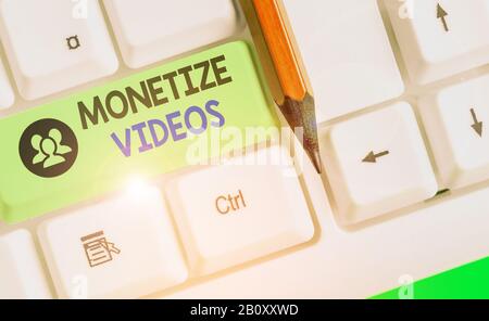 Scrittura a mano concettuale che mostra i video Monetize. Concetto che significa processo di accumulo di denaro dai tuoi video YouTube caricati Foto Stock
