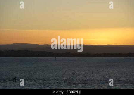 Tramonto d'oro nella Baia delle Isole Foto Stock