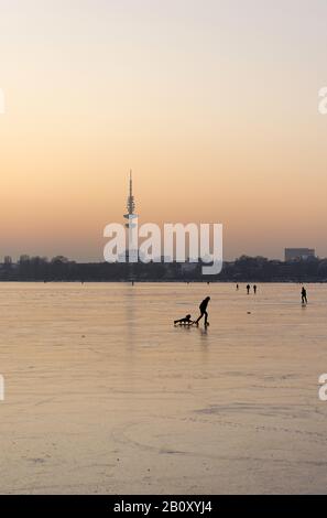 Alster Esterno congelato al tramonto, Alster Pleasure, Amburgo, Germania, Foto Stock