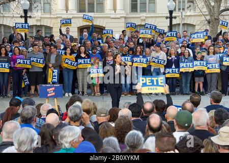 Sacramento, CA - 14 febbraio 2020: Tenente governatore Eleni Kounalakis che parla al municipio con il candidato presidenziale Pete Buttigieg a Cesar Chaves Foto Stock