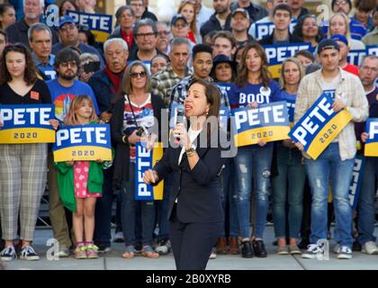 Sacramento, CA - 14 febbraio 2020: Tenente governatore Eleni Kounalakis che parla al municipio con il candidato presidenziale Pete Buttigieg a Cesar Chaves Foto Stock