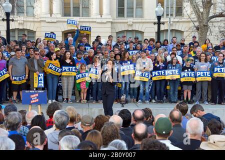 Sacramento, CA - 14 febbraio 2020: Tenente governatore Eleni Kounalakis che parla al municipio con il candidato presidenziale Pete Buttigieg a Cesar Chaves Foto Stock