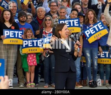 Sacramento, CA - 14 febbraio 2020: Tenente governatore Eleni Kounalakis che parla al municipio con il candidato presidenziale Pete Buttigieg a Cesar Chave Foto Stock