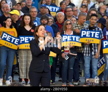 Sacramento, CA - 14 febbraio 2020: Tenente governatore Eleni Kounalakis che parla al municipio con il candidato presidenziale Pete Buttigieg a Cesar Chave Foto Stock