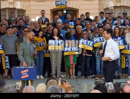 Sacramento, CA - 14 febbraio 2020: Sindaco di West Sacramento, Christopher Cabaldon parlando al municipio con il candidato presidenziale Pete Buttigieg a. Foto Stock