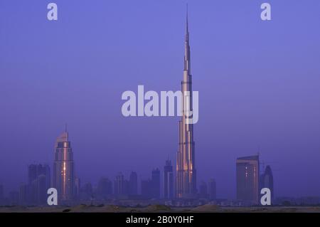 Skyline di Dubai all'alba, Emirati Arabi Uniti, Foto Stock