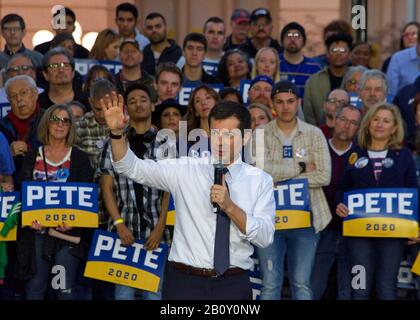 Sacramento, CA - 14 febbraio 2020: Candidato presidenziale Pete Buttigieg, Sindaco di South Bend Indiana, parlando ad un Municipio a Cesar Chavez Plaza in do Foto Stock