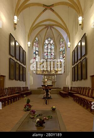 Vista interna con coro e tomba Johann Sebastian Bach, Chiesa di San Tommaso, Lipsia, Sassonia, Germania, Foto Stock