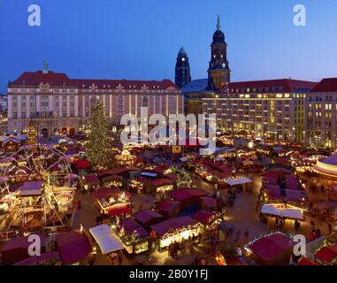 Striezelmarkt sull'Altmarkt con Kreuzkirche a Dresda, Sassonia, Germania, Foto Stock