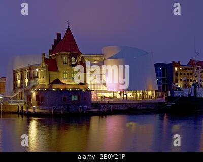 Ozeaneum e la torre pilota di Stralsund, Meclemburgo-Pomerania occidentale, Germania, Foto Stock