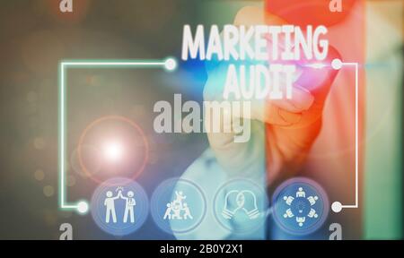 Segno di testo che mostra l'audit di marketing. Esame di testi fotografici aziendali e analisi delle attività di marketing Foto Stock