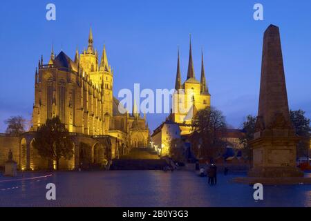 Cattedrale di Santa Maria e Severikirche al tramonto su Domplatz a Erfurt, Turingia, Germania, Foto Stock