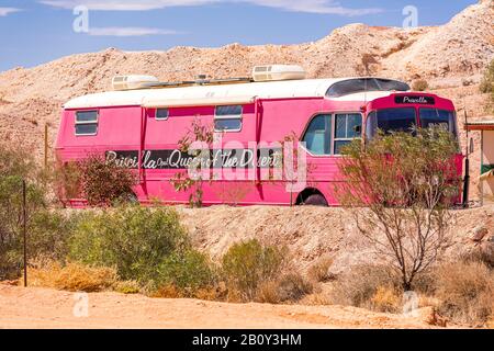 Priscilla Queen of the Desert autobus rosa brillante a Coober Pedy, Australia Meridionale, Australia Foto Stock