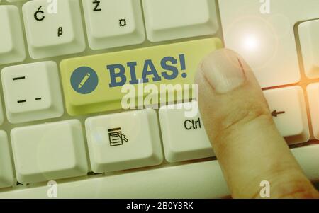 Testo della scrittura di bias. Foto concettuale di inclinazione o pregiudizio a favore o contro una dimostrazione di gruppo Foto Stock