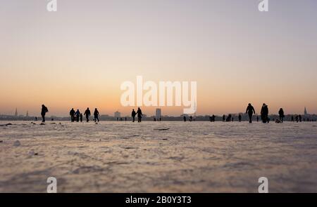 Alster Esterno congelato al tramonto, Alster Pleasure, Amburgo, Germania, Foto Stock