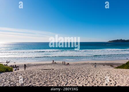 Carmel by the Sea, California - 25 gennaio 2019: Vista panoramica della splendida e affollata spiaggia vicino alla famosa città di Carmel-by-the-Sea. Foto Stock