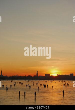 Alster Esterno congelato al tramonto, Alster Pleasure, Amburgo, Germania, Foto Stock