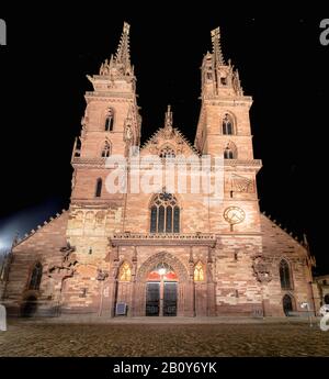 La facciata esterna della Cattedrale di Basilea, Svizzera Foto Stock