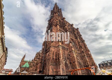 Cattedrale di Strasburgo in una giornata torbida e piovosa, Alsazia, Francia Foto Stock