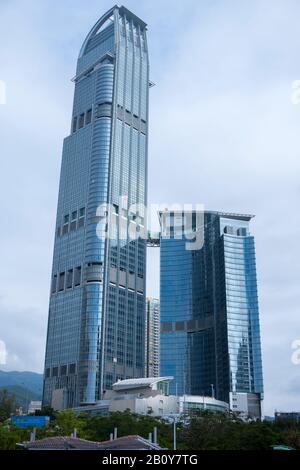 Hong Kong - 21 dicembre 2019 : la Torre Nina è una torre gemella di 80 piani e di 42 piani di alti edifici a Tsuen Wan, Hong Kong Foto Stock