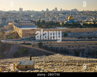 Vista dal Monte degli Ulivi con cimitero ebraico alla Città Vecchia con cupola della roccia, Gerusalemme, Israele, Foto Stock