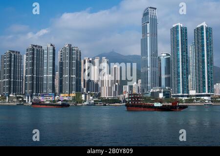 Hong Kong - 25 Dicembre 2019 : Tsuen Wan City View From Tsing Yi Promenade Foto Stock