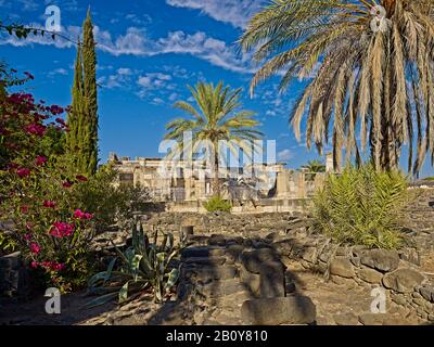 Sinagoga bianca a Cafarnao sul mare di Galilea, Israele, Foto Stock