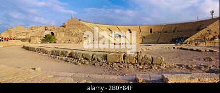 Teatro romano nell'antica metropoli Cesarea Maritima, quartiere di Haifa, Israele, Medio Oriente, Foto Stock