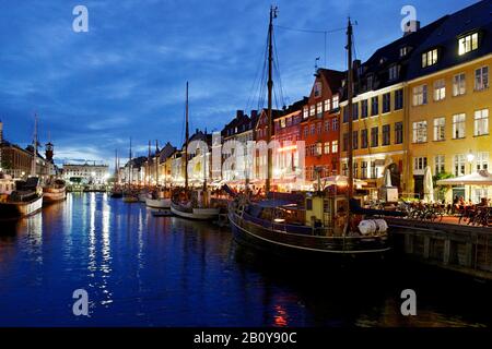 Nyhavn distretto di intrattenimento, crepuscolo, Copenaghen, Danimarca, Scandinavia, Europa, Foto Stock