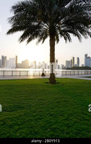 Sunset, Corniche Street, Golden Mile, Emirati Arabi Uniti, Medio Oriente, Asia, Foto Stock