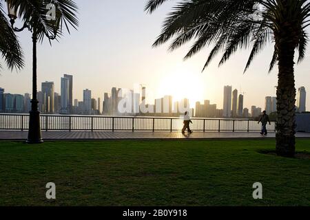 Sunset, Corniche Street, Golden Mile, Emirati Arabi Uniti, Medio Oriente, Asia, Foto Stock