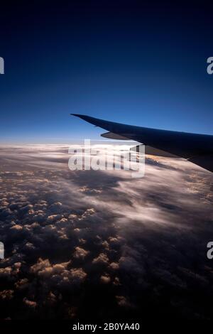 Vista dal piano, dai campi cloud, dal tramonto, Foto Stock