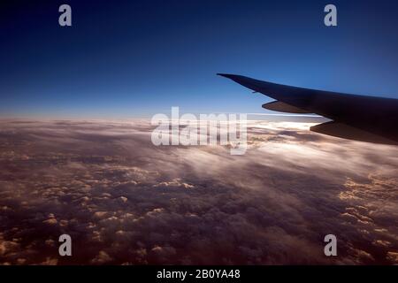 Vista dal piano, dai campi cloud, dal tramonto, Foto Stock