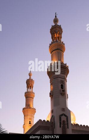 Minareto di una moschea in serata, al Qasba, Emirato di Sharjah, Emirati Arabi Uniti, Foto Stock