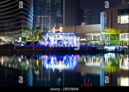 Tappa al lago Burj Khalifa vicino al Dubai Mall di notte, Dubai, Emirati Arabi Uniti, Foto Stock