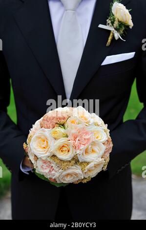 Sposo con bouquet nuziale, nozze, Foto Stock