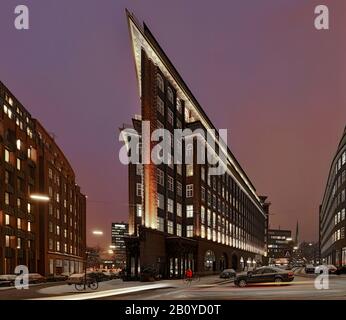 Inizio di inverno, inverno, inquinamento luminoso, arancio cielo e viola, Chilehaus, zona del porto interno della città, Amburgo, Germania, Foto Stock