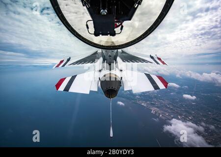 Il Thunderbirds Si Esibir Al Milwaukee Air & Water Show Di Milwaukee, Wisconsin, 24 Luglio 2019. I Thunderbirds sono la squadra di dimostrazione di Air Force, incaricata di rappresentare i 685.000 Airmen che servono in tutto il mondo. (STATI UNITI Foto Air Force di Tech. Sgt. Ned T. Johnston) Foto Stock