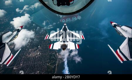 Il Thunderbirds Si Esibir Al Milwaukee Air & Water Show Di Milwaukee, Wisconsin, 24 Luglio 2019. I Thunderbirds sono la squadra di dimostrazione di Air Force, incaricata di rappresentare i 685.000 Airmen che servono in tutto il mondo. (STATI UNITI Foto Air Force di Tech. Sgt. Ned T. Johnston) Foto Stock